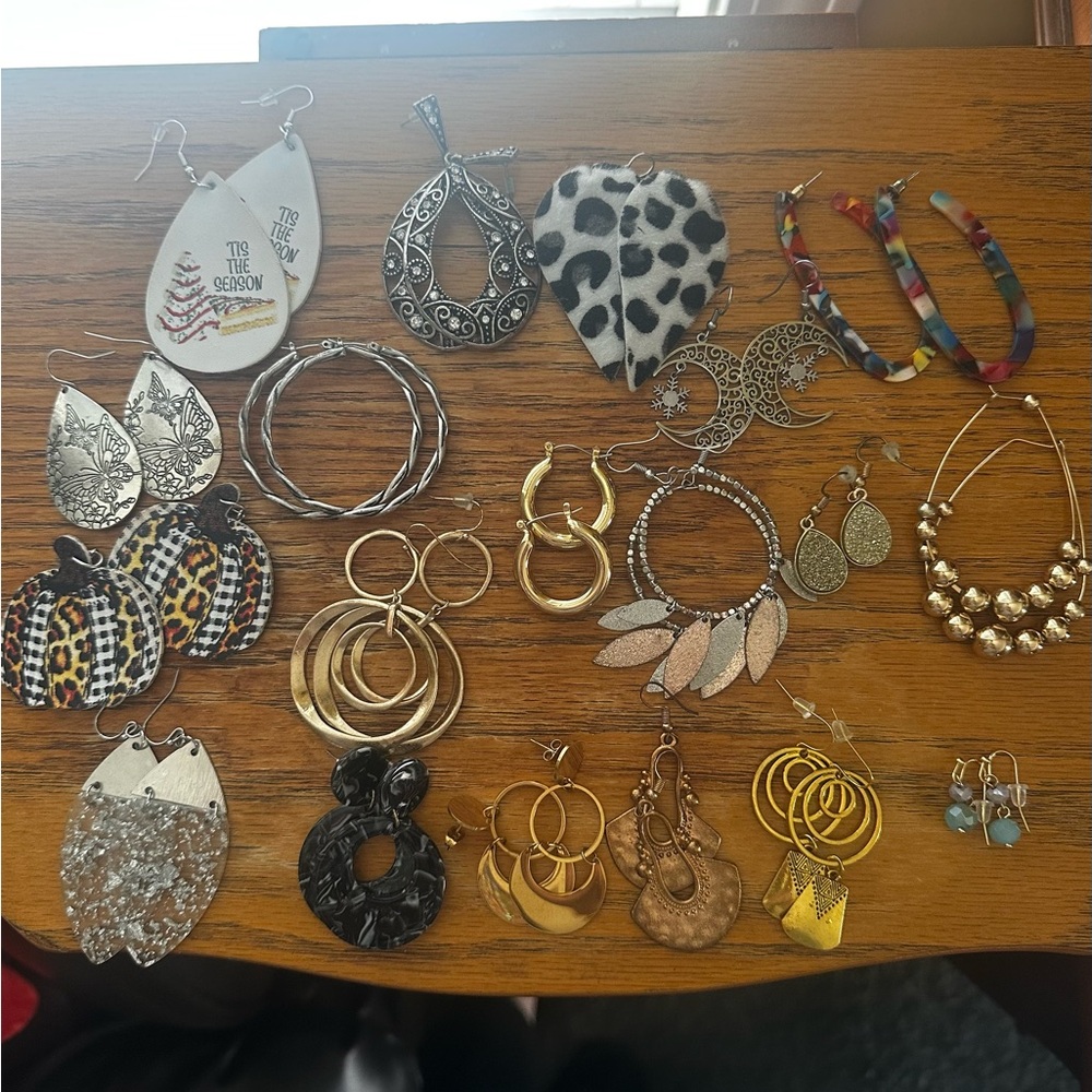 Assorted Women's Earrings Set - image 1